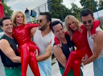 jonathan bailey andrew scott carry latex clad kylie minogue to bst hyde park stage for performance