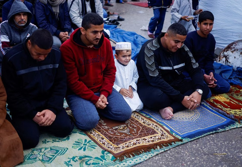 palestinians holding eidul fitr prayers by the ruins of al farouk mosque in the southern gaza strip april 10 2024 photo reuters