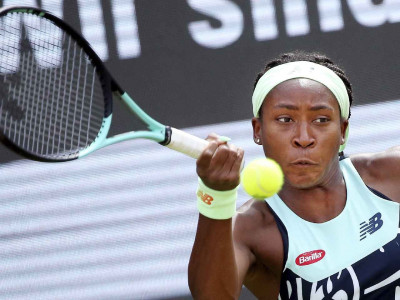 swiatek sails through as gauff survives swiatek sails through as gauff survives