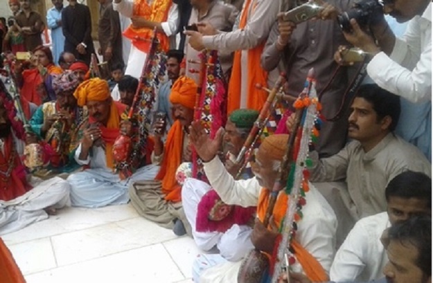 Folk singers performing at Sehwan Sharif. Photos: Rashid Laghari/Sindh Express