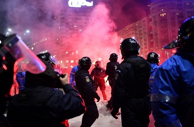 Romanian riot police clash with protesters during a demonstration against controversial decrees to pardon corrupt politicians and decriminalize other offenses in front of the government headquarters in Bucharest, on February 1, 2017. PHOTO: AFP