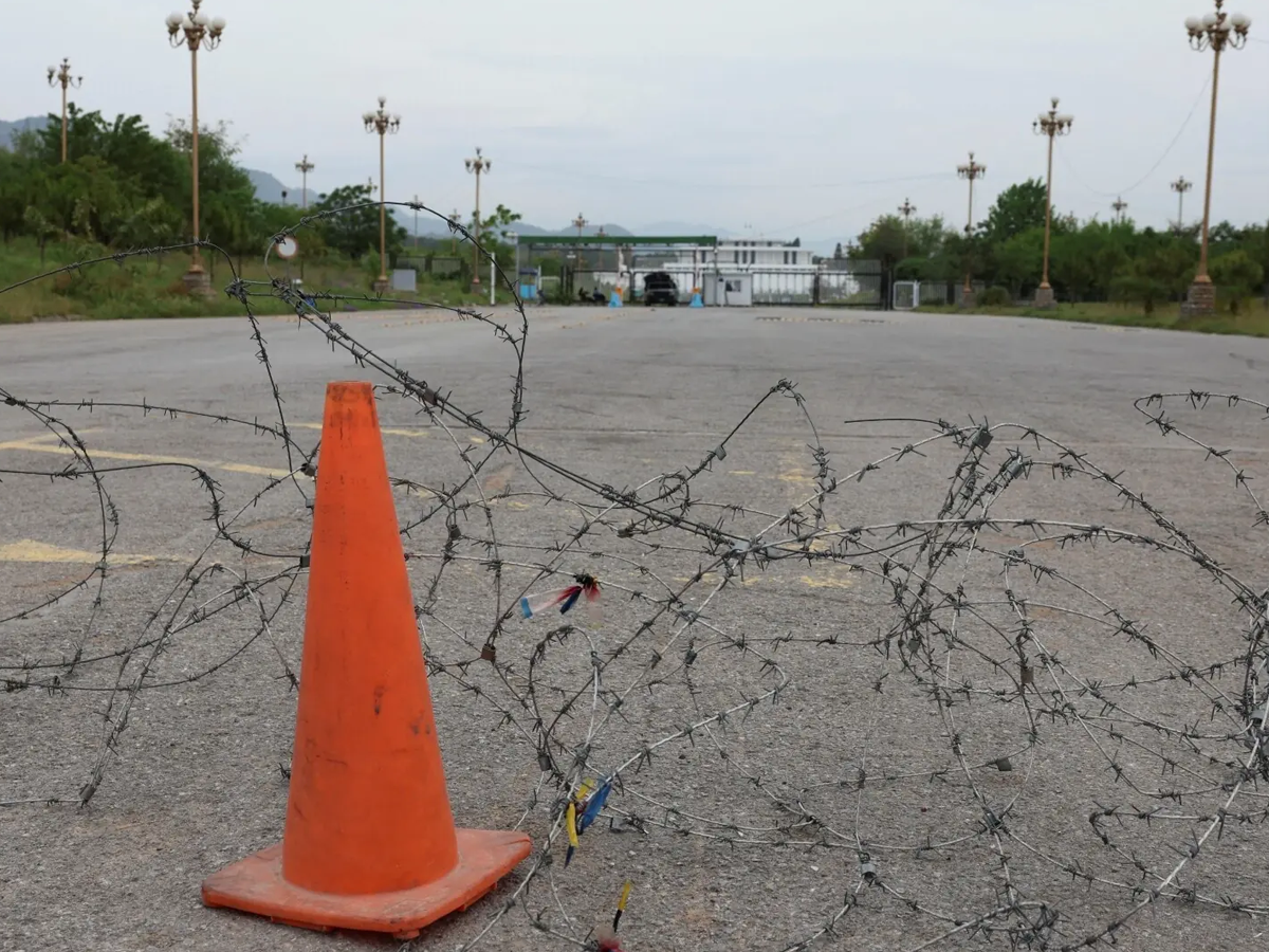 Barbed wire blocks a road leading to the President’s House, as Pakistan prepares to host the US and Iran for the second phase of peace talks in Islamabad, on April 18, 2026. Photo: Reuters
