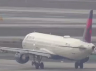 air traffic controller s command averts near miss at los angeles airport air traffic controller s command averts near miss at los angeles airport