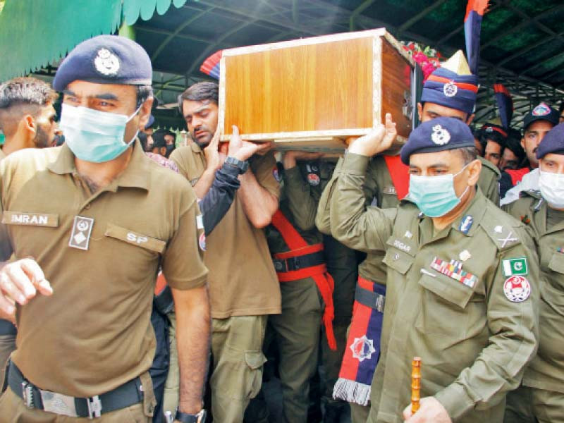 lahore ccpo ghulam mehmood dogar carries the casket of martyred policeman muhammad ramzan photo express