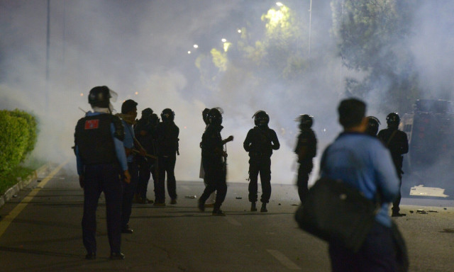 police constable dies from injuries sustained in clashes with pti supporters police constable dies from injuries sustained in clashes with pti supporters