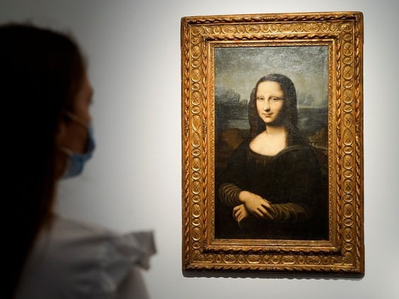 a woman looks at the hekking mona lisa a reproduction of leonardo da vinci s mona lisa painted on canvas by unknown artist from the 17th century photo national post