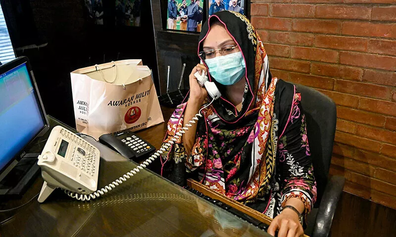 pakistan s economic crisis drives women into workforce pakistan s economic crisis drives women into workforce