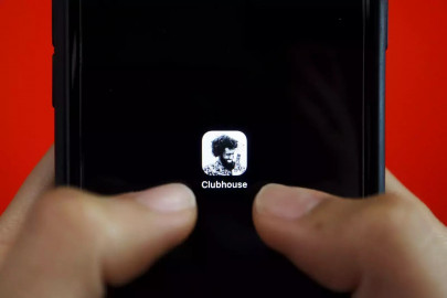 clubhouse launches android app as downloads plummet