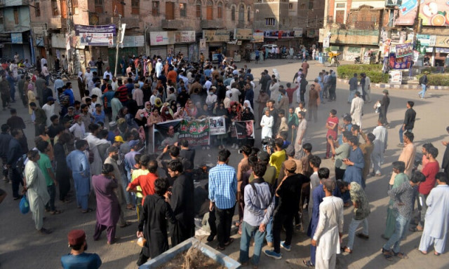 pti supporters staging a protest against party chairman imran khan s arrest pti supporters staging a protest against party chairman imran khan s arrest