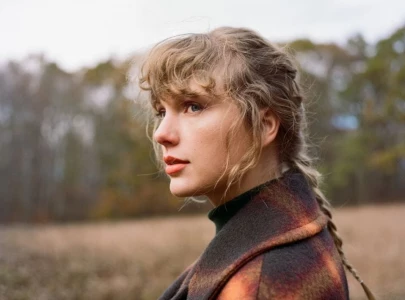 in videos 5 taylor swift songs that will get you in the autumn mood