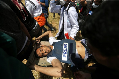 israeli sniper kills palestinian journalist covering gaza protests israeli sniper kills palestinian journalist covering gaza protests