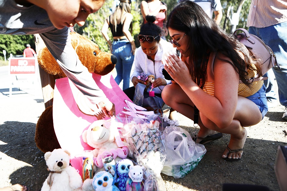 People leave mementos at a makeshift memorial outside the site of the Gilroy Garlic Festival after a mass shooting took place at the event yesterday. PHOTO: AFP