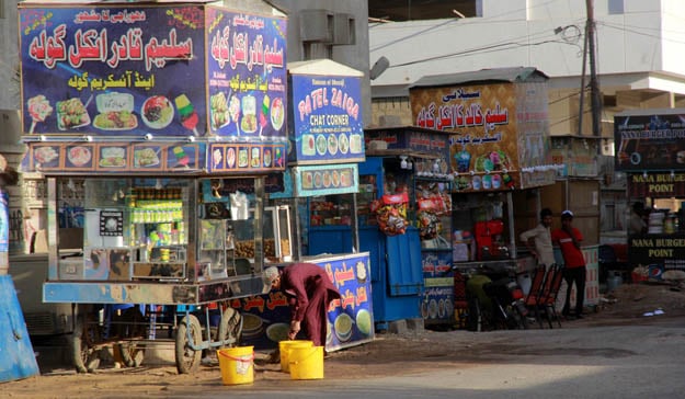 Ghazi Salahuddin Road in Dhoraji is famous for its many gola ganda vendors. As many as 40 vendors have set up carts there. PHOTO: ATHAR KHAN/EXPRESS