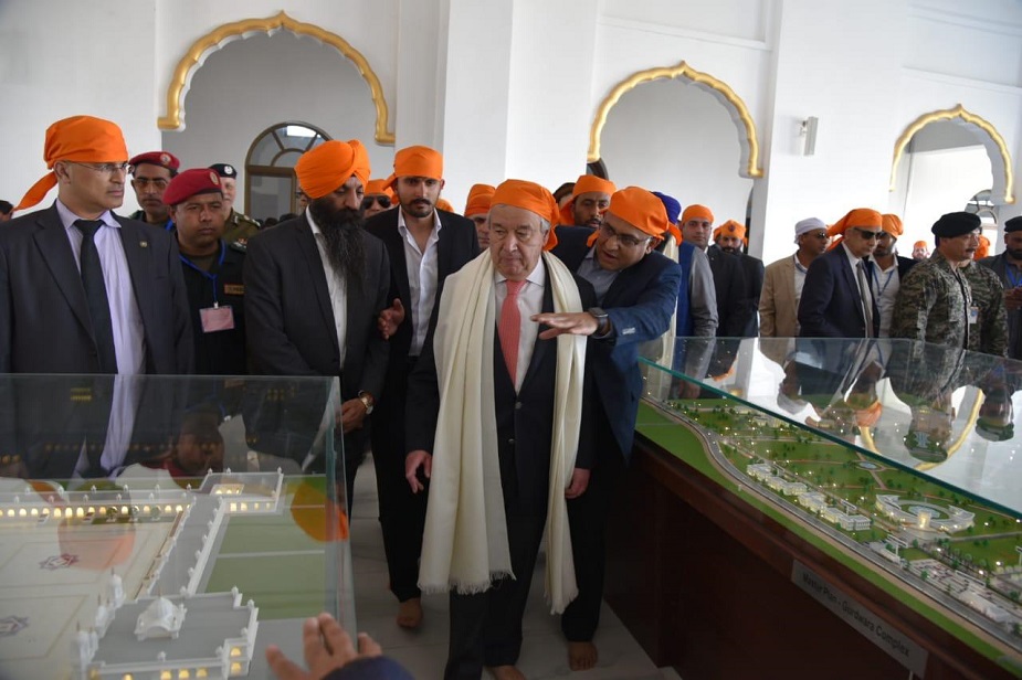 Officials at Kartarpur brief United Nations Secretary-General Antonio Guterres. PHOTO: EXPRESS