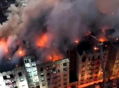 apartment fire in new york s bronx injures seven displaces more than 200