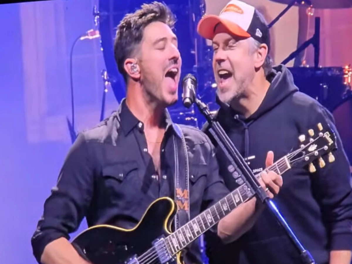 jason sudeikis surprises mumford sons fans with ted lasso theme performance at msg