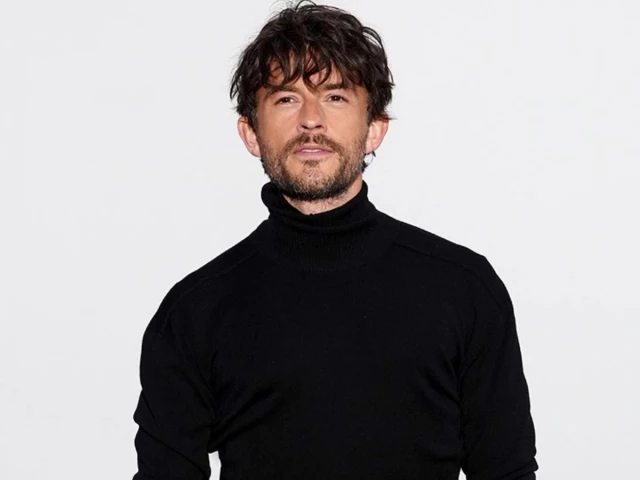 Jonathan Bailey debuts new hairstyle at Burberry SS27 show, stuns fans