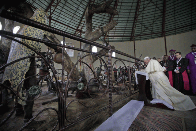 pope francis prays at the namugongo martyrs 039 shrine in namugongo uganda on november 28 2015 photo afp pope francis prays at the namugongo martyrs 039 shrine in namugongo uganda on november 28 2015 photo afp
