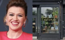 kelly clarkson s feud with brooklyn store explained after claims she got the pretty woman treatment kelly clarkson s feud with brooklyn store explained after claims she got the pretty woman treatment