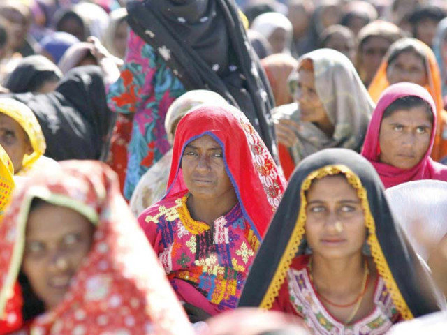 village women listen to president mamnoon hussain s speech in thatta photo app village women listen to president mamnoon hussain s speech in thatta photo app