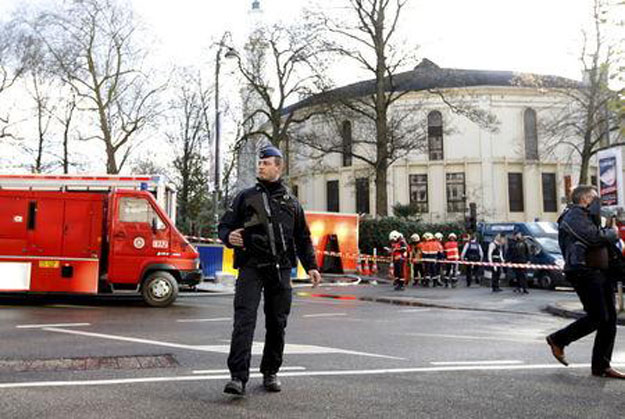 a belgian police officer and firefighters stand outside the grand mosque in brussels belgium november 26 2015 photo reuters