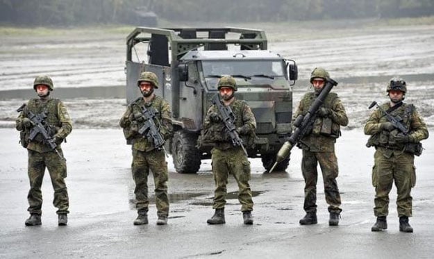 soldiers hold their weapons during a german army the bundeswehr training and information day in munster germany october 9 2015 photo reuters