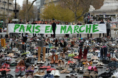 paris human chain gives emotional jolt to climate summit