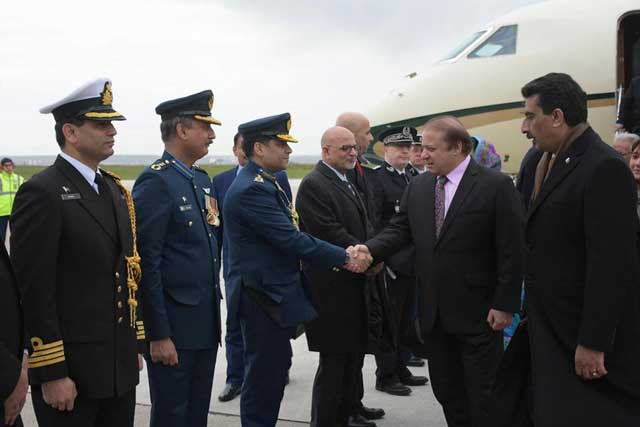 prime minister nawaz sharif is welcomed at his arrival in paris on november 29 2015 photo facebook pml n