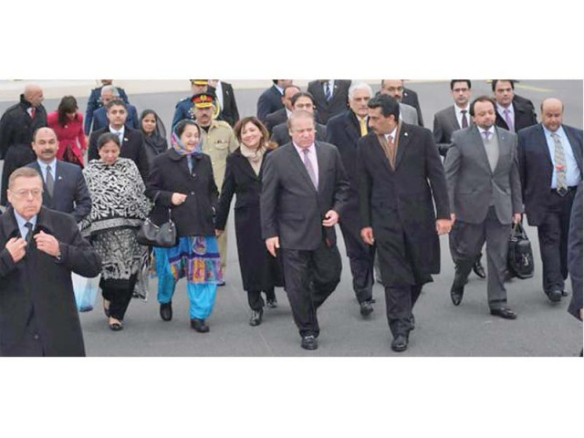 pm nawaz arrives in paris accompanied by his wife kulsoom nawaz photo courtesy pml n pm nawaz arrives in paris accompanied by his wife kulsoom nawaz photo courtesy pml n