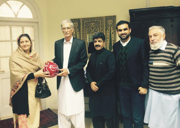 right to play training officer presenting souvenir to khyber pakhtunwa chief minister pervez khattak photo nni