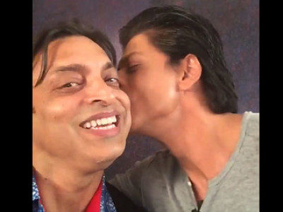 when shah rukh khan kissed shoaib akhtar when shah rukh khan kissed shoaib akhtar