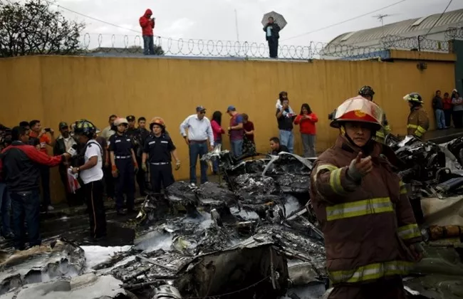 rescuers stand around the remains of an aircraft crash in guatemala city november 21 2015 photo reuters rescuers stand around the remains of an aircraft crash in guatemala city november 21 2015 photo reuters
