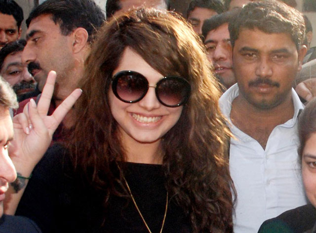 supermodel ayyan ali makes victory sign after getting her passports back from a customs court in rawalpindi on december 01 2015 photo nni