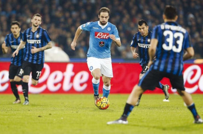 higuain brace against 10 man inter takes napoli top of serie a