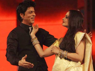 srk gets flirty with rekha at filmfare glamour and style awards srk gets flirty with rekha at filmfare glamour and style awards