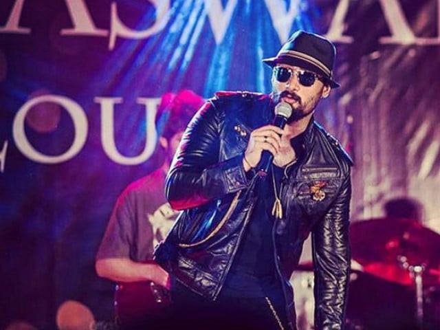 singer shares his experience of performing for an excited audience in the city of lights photo publicity singer shares his experience of performing for an excited audience in the city of lights photo publicity