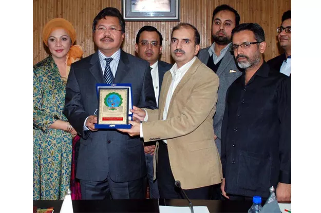 kpcci zulfiqar ali khan presenting chamber crest to high commissioner of malaysia photo inp kpcci zulfiqar ali khan presenting chamber crest to high commissioner of malaysia photo inp