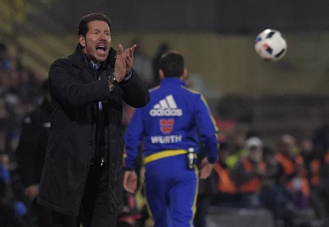 diego simeone gives instructions during the spanish copa del rey football match cf reus deportiu vs club atletico de madrid at the estadi municipal de reus in reus on december 1 2015 photo afp diego simeone gives instructions during the spanish copa del rey football match cf reus deportiu vs club atletico de madrid at the estadi municipal de reus in reus on december 1 2015 photo afp