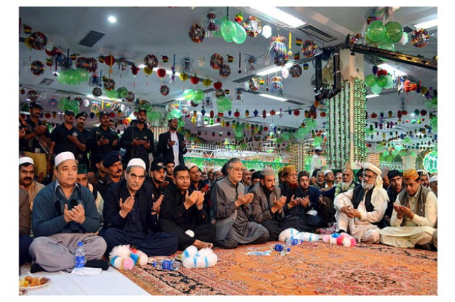 finance minister ishaq dar offering dua during mehfil e sama at the shrine of hazrat ali hajveri photo app finance minister ishaq dar offering dua during mehfil e sama at the shrine of hazrat ali hajveri photo app