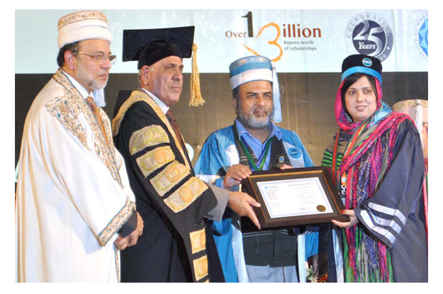 governor malik rafiq rajwana awarding degrees among successful students during 11th convocation of umt photo app
