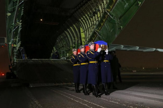 this picture taken on november 30 2015 and obtained from the russian defence ministry 039 s official website shows russian honor guards carrying the coffin with the body of russian pilot lt col oleg peshkov out of a plane during a ceremony near moscow photo afp
