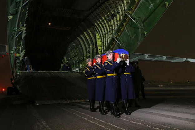 this picture taken on november 30 2015 and obtained from the russian defence ministry 039 s official website shows russian honor guards carrying the coffin with the body of russian pilot lt col oleg peshkov out of a plane during a ceremony near moscow photo afp