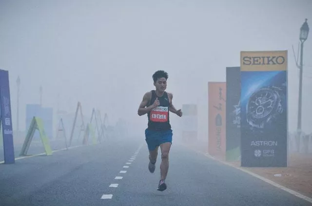 a participant runs through smog on rajpath during the airtel delhi half marathon 2015 in new delhi on november 29 2015 photo afp a participant runs through smog on rajpath during the airtel delhi half marathon 2015 in new delhi on november 29 2015 photo afp