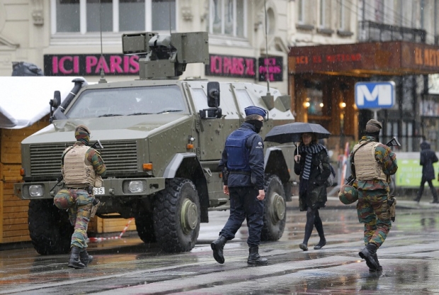 belgian soldiers and a police officer patrol in central brussels november 21 2015 after security was tightened in belgium following the fatal attacks in paris photo reuters