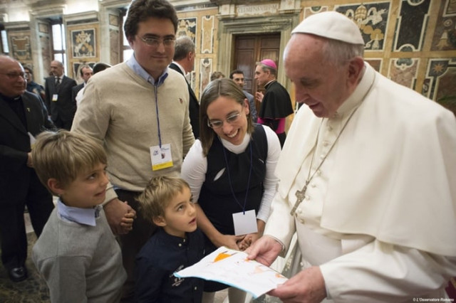 pope francis r looking at a child 039 s drawing during a meeting with representatives of the association of catholic school parents agesc on december 5 2015 at the vatican photo afp pope francis r looking at a child 039 s drawing during a meeting with representatives of the association of catholic school parents agesc on december 5 2015 at the vatican photo afp