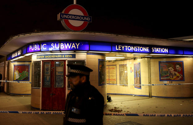 police officers investigate a crime scene at leytonstone underground station in east london britain december 6 2015 photo reuters