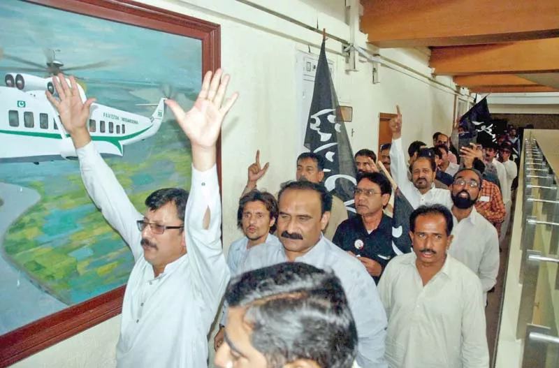 pia employees march in protest inside the administrative block of the airlines head office in karachi photo online pia employees march in protest inside the administrative block of the airlines head office in karachi photo online