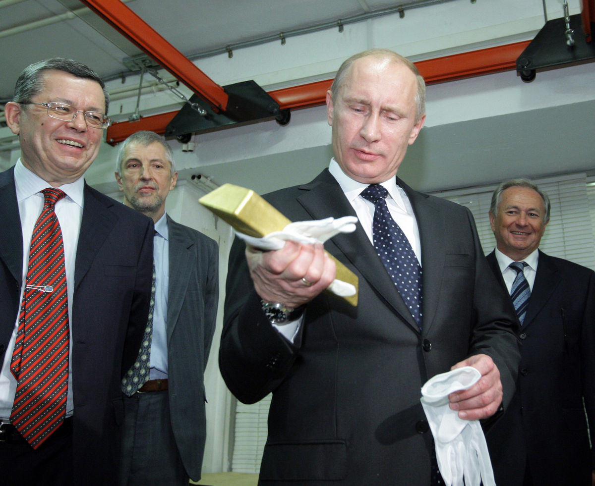 russia 039 s prime minister vladimir putin center holds a gold bar while visiting the central depository of the bank of russia photo afp