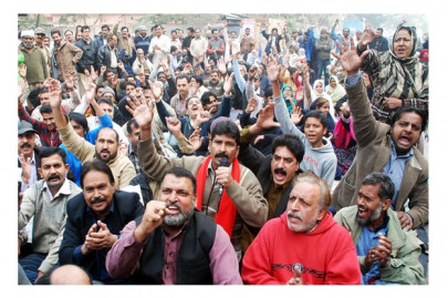 service structure paramedics protest for job regularisation