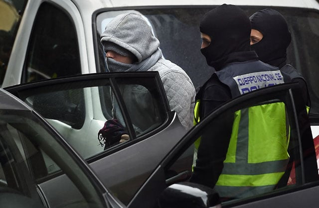 spanish police arrest a man l accused of collaborating with the islamic state after searching a cybercafe in mataro near to barcelona on december 8 2015 photo afp spanish police arrest a man l accused of collaborating with the islamic state after searching a cybercafe in mataro near to barcelona on december 8 2015 photo afp